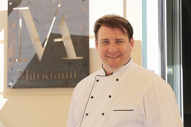 Markus Trocki freut sich auf zahlreiche Besucher in seiner Weinoase im Marktamt bei Baden in Weiss mit regionalen Weinen und Fisch Tapas.