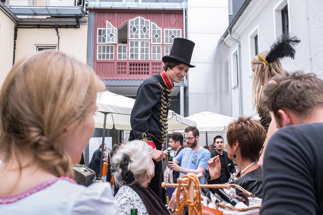 Mister Stefano hatte auf seinen Stelzen den Überblick und beeindruckte die Gäste mit kleinen Kunststücken. | Foto: Fredmansky