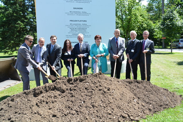 Spatenstich im Landesklinikum Mauer mit den Verantwortlichen von Klinikum und Politik.