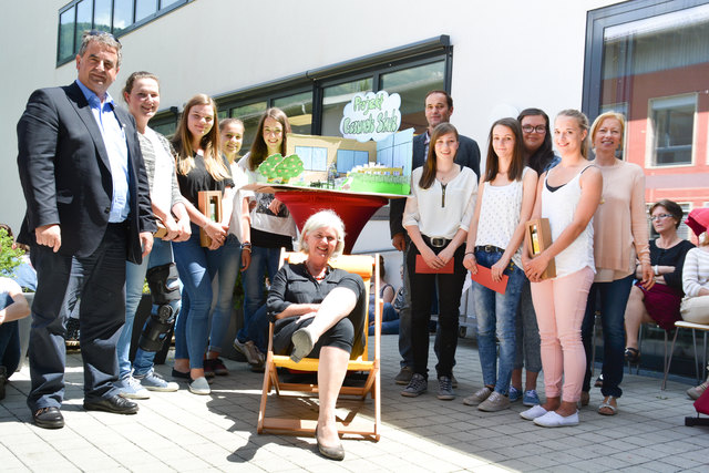 Die Projektgruppe der HLW 4a mit Klassenlehrerin Christa Hölzl (m.) den Projektinitiaron Margit Bodner und Christof Obererlacher und Vizebgm. Meinhard Pargger.
