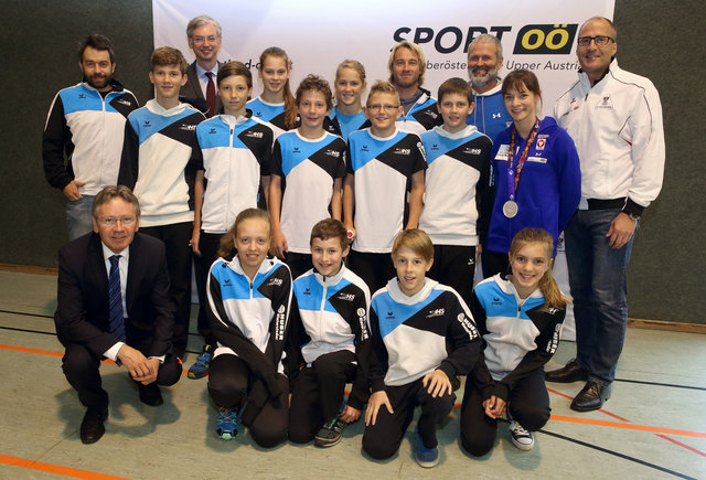 Sport-Landesrat Michael Strugl, Landessportdirektor Gerhard Rumetshofer, Präsident Franz Schiefermayr (derzeit Vorsitzender der Landessportorganisation) und Karate-Europameisterin Bettina Plank hießen die Schüler der Ski-Hauptschule Windischgarsten im Olympiazentrum Sportland OÖ willkommen. | Foto: Land OÖ/Kauder