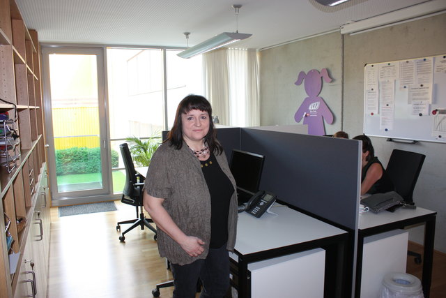 Leiterin Birgit Satke im neuen Büro. Im Hintergrund führt eine Kollegin gerade ein Beratungsgespräch.