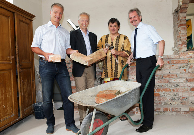 Verkehrslandesrat Karl Wilfing und NÖVOG Geschäftsführer Gerhard Stindl zu Besuch bei den Arbeiten im Bahnhof Klangen. Im Bild: Bürgermeister Peter Kalteis, NÖVOG Geschäftsführer Gerhard Stindl, Künstler Jürgen Grazzi und Verkehrslanderat Karl Wiling. (© NÖVOG / Luger).