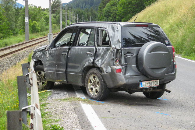 Der Lenker erlitt eine schwere Handverletzung, am PKW entstand Totalschaden. | Foto: Brunner Images
