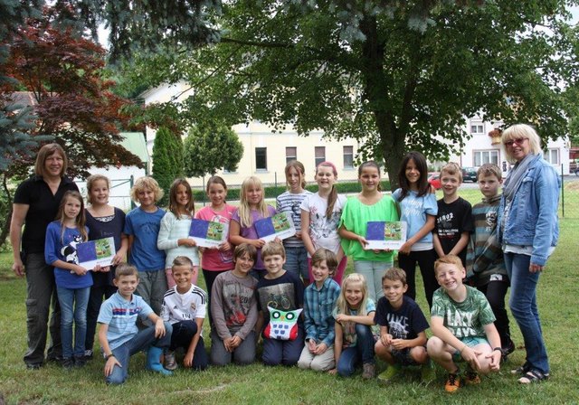 Die SchülerInnen der Volksschule Litzelsdorf stellten mit ihren Projektpartnern das Buch "Mein Dorf, in dem ich lebe" vor | Foto: Ingrid Hochwarter