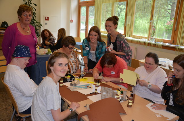 Einmal im Jahr begleitet die ehrenamtliche Helferin Elisabeth Steininger ihre Lebenshilfe-Schützlinge in die HBLW Saalfelden zu einem kreativen Tag.                        Foto: Robert Kalss