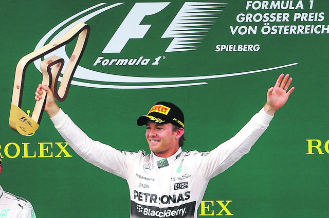 Nico Rosberg sammelt Pokale in Spielberg. Foto: ripu
