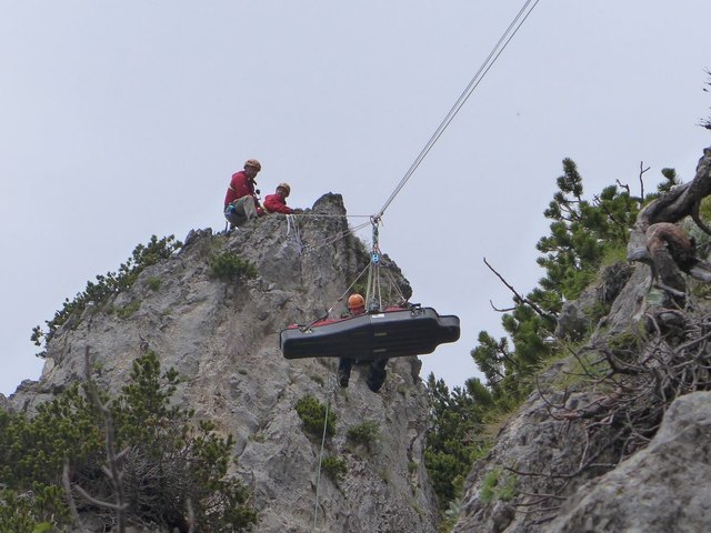Einhundert Meter ging es mit dem Unfallopfer über eine Seilbahn von der Höhlenbergung zum Grete-Klinger-Steig. | Foto: Erich Bretterbauer