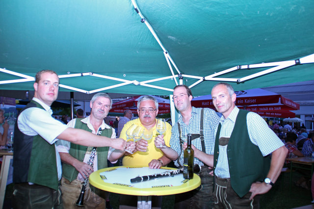 Franz Haslinger (Mitte) und sein Team der ÖVP St. Georgen/Gusen veranstalten die Weinkost | Foto: BezirksRundschau