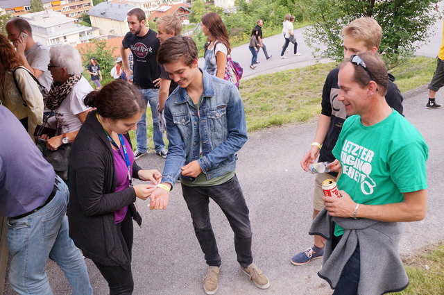 Nach erfolgreichem Kartenverkauf durfte ich das Band am Handgelenk befestigen.