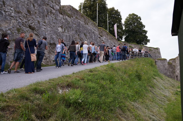 Hunderte Menschen pilgern auf die Festung Kufstein.