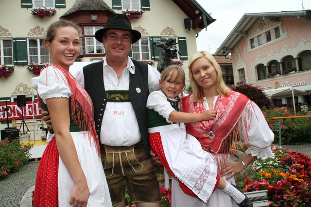 Nina Pessl, Christina Nier und Lea mit Dorffest-Organisator Alfred Feitzinger.