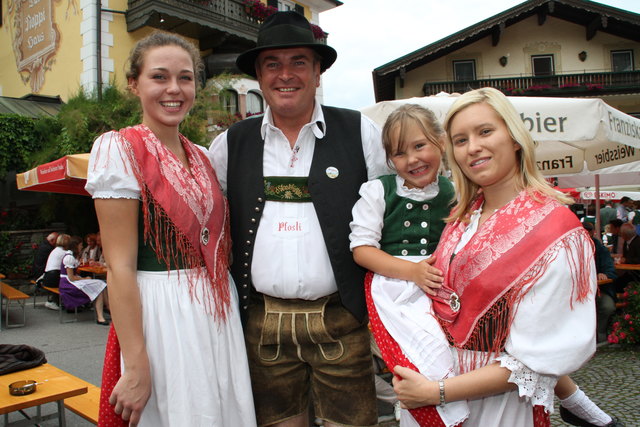 Nina Pessl, Chrisitina Nier und Lea mit Dorffest-Organisator Alfred Feitzinger.