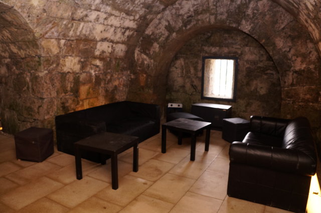 Sofas und Tische machen die Festung gleich zum heimeligen Ort der Entspannung.