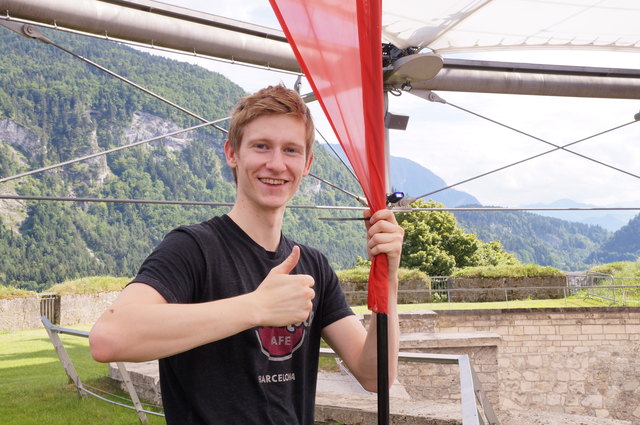 Gemeinsam mit Lukas von GP-Music baue ich die Beachflags auf…