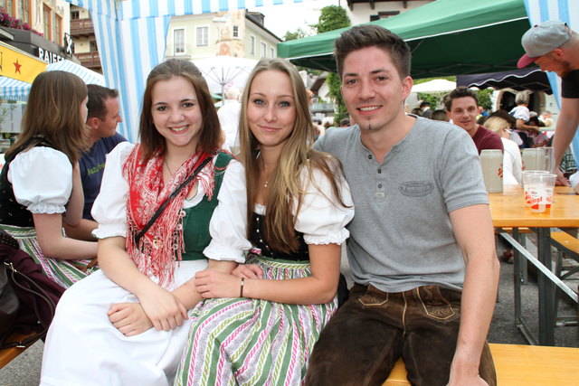 Sarah Schöndorfer und Thomas Grillmair gratulierten Kosmetik-Bundessiegerin Lisa Reiff.