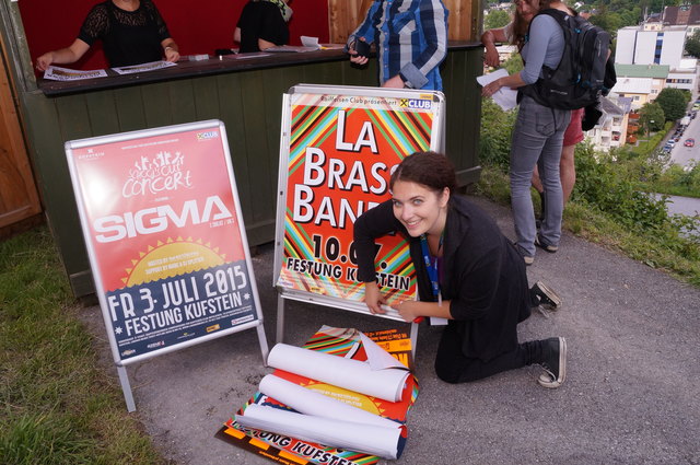 Plakat anbringen - wenns nicht von selbst hält, muss man immer ein Tixo bereit haben.