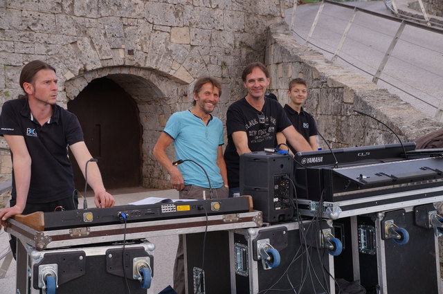 Finaler Soundcheck mit Hans Söllner am Mischpult.