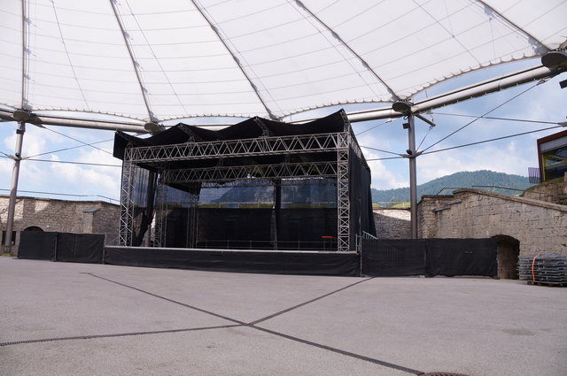 Das ist die "nackte" Bühne auf der Festungsarena. Die Techniker sorgen für die perfekten Licht- und Soundverhältnisse.