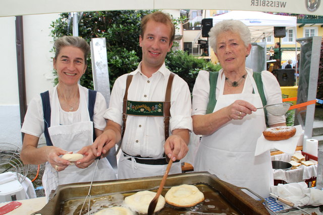Köstliche Bauernkrapfen boten Anna und Georg Geier mit Erni Hausjell an.