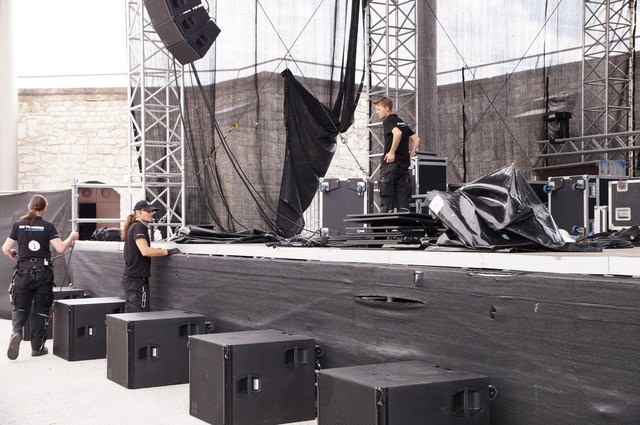 Die drei Techniker brauchen etwa fünf Stunden für ein Konzert in dieser Größe.