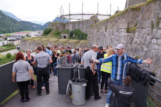 Ready, set, go! Auch der obligatorische Security-Check darf nicht fehlen.