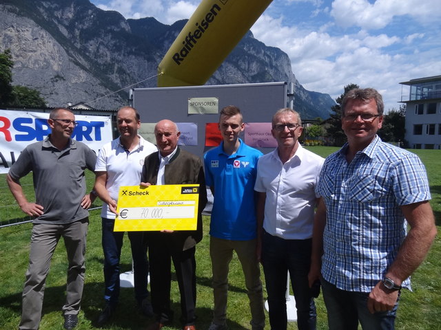 Bgm. Norbert Jordan, flankiert von Kematen-Vizebgm. Klaus Gritsch (2.v.l.), Manuel Poppinger (3.v.r.) und den Verantwortlichen der Kemater Schulen | Foto: Waldmann