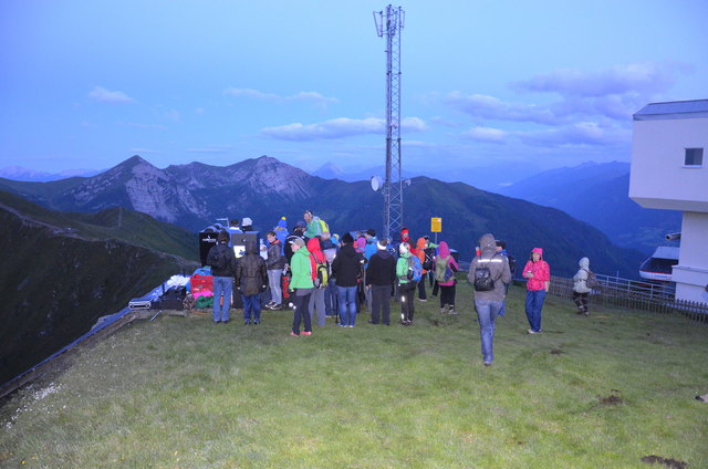 Um den Stand der WOCHE versammeln sich frühmorgens die Hungrigen und Durstigen. Es gibt Reindling, Kaffee und Kakao.