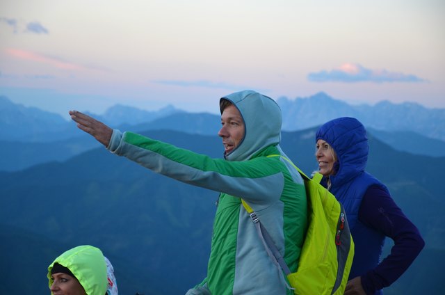 Fritz Strobl und Angelika Lesch (Bergbahnen Goldeck) begrüßen die ersten Sonnenstrahlen.