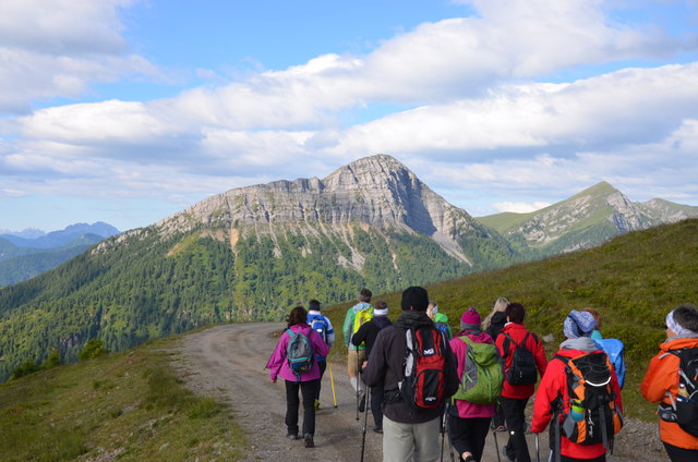 Unterwegs zur ersten Hütte, im Hintergrund die Wand des Staff.