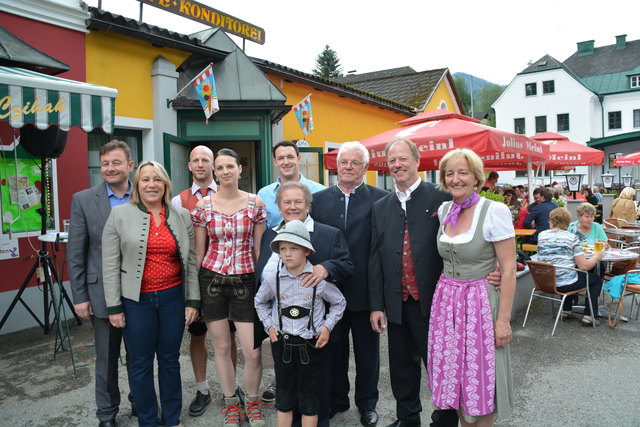 Wirtesprecher Josef Wondraczek und Erika Pruckner (links) mit der Großfamilie Czihak in Gaming.