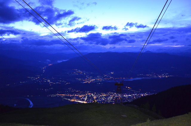 Blick auf das nächtliche Spittal und den Millstätter See (r.) sowie ins Liberal (l. hinten).