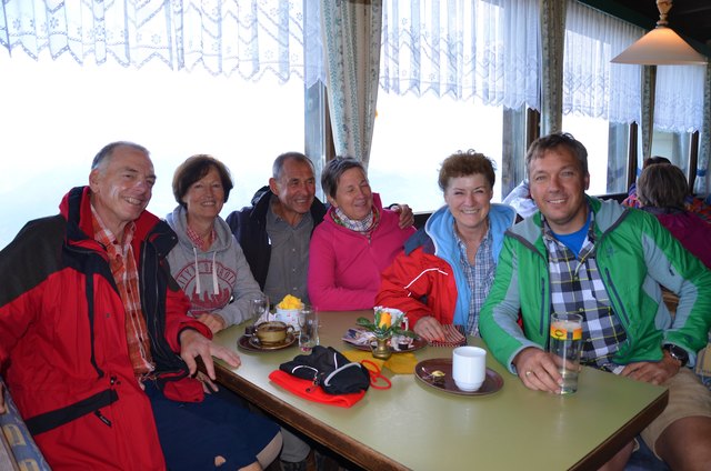 Aufgekratzte Runde im Restaurant Bergstation: Fritz Strobl (r.) mit (v.l.n.r.): Richard Rabanser, Jutta Stoxreiter, Reinhard Stoxreiter, Evelyn Lax und Gertrude Schuster (alle vom Schlossbichl in Gmünd).