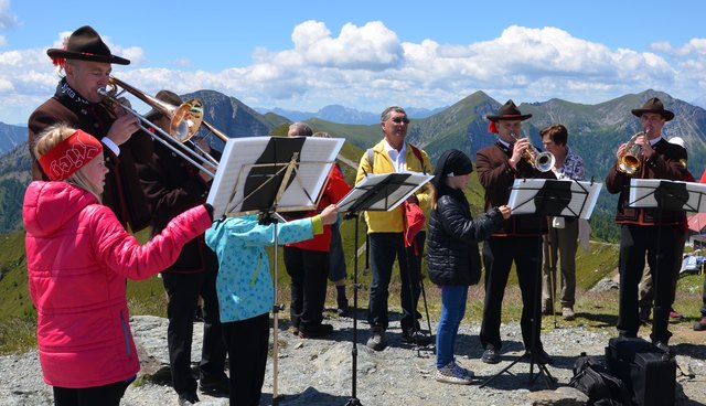 Die Gipfelmesse beginnt. Es spielt das Bläserquartett der Trachtenkapelle Baldramsdorf.