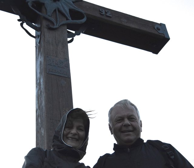 Beim Gipfelkreuz: Gemeinderätin Ingeborg Glanzer und 1. Vizebürgermeister Peter Neuwirth.