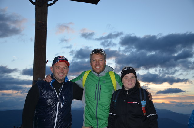 David Macdonald und Leonie Kassmanhuber mit Fritz Strobl (m.) am Gipfelkreuz.
