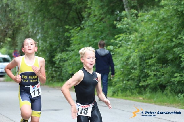Samuel Schneider wehrt sich erfolgreich gegen seine Verfolger und erreicht den 1. Platz | Foto: 1. Welser Schwimmklub