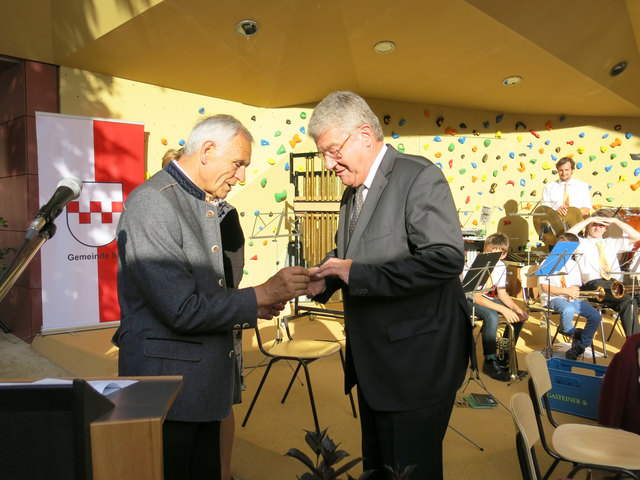 Bürgermeister Hermann Föger (links) übergibt den Ehrenring an Tiwag-Chef Bruno Wallnöfer.