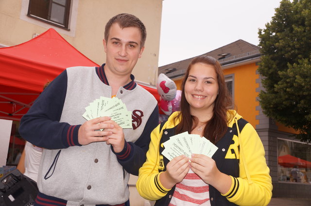 Patrick Schuster und Verena Payer verkauften Tombola-Lose.