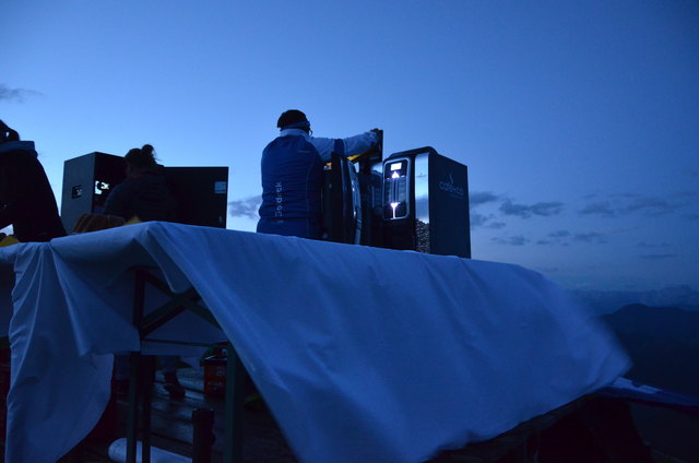 Der Stand der WOCHE wird bei eisigem Sturm aufgebaut.
