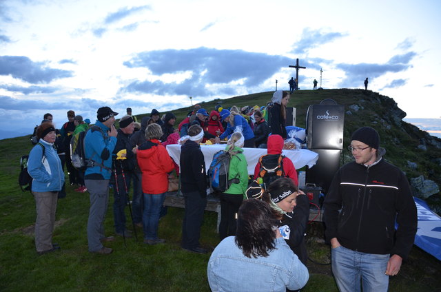 Der WOCHE-Stand ist frühmorgens von vielen Menschen umlagert.