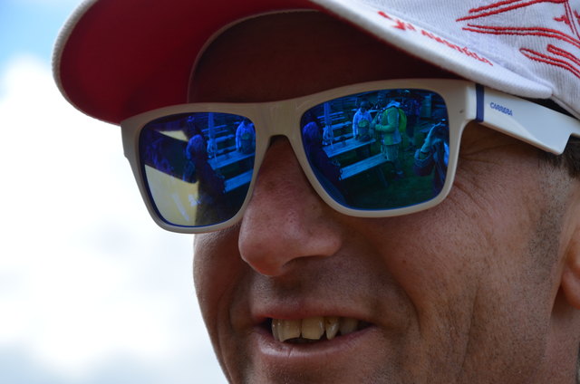 Gusenhütte-Bänke spiegeln sich in Heinz Kuttins Sonnenbrille.