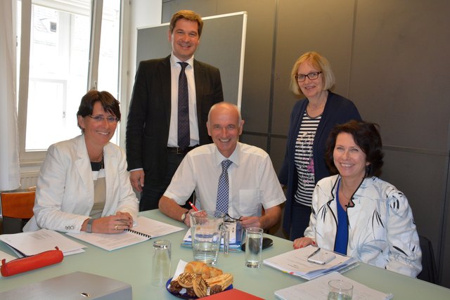 Freuen sich über das Qualisätssiegel für die Volkshochschule v.l. Gutachterin Karin Grollitsch, Bürgermeister Werner Krammer, Volkshochschuldirektor Franz Hofleitner, Gabriele Hofleitner (Kurswesen) und Ursula Schoderböck (Teilbereich Bildung). | Foto: Magistrat