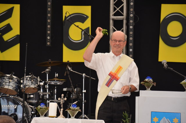 Diakon Herneth segnete die neue Anlage.