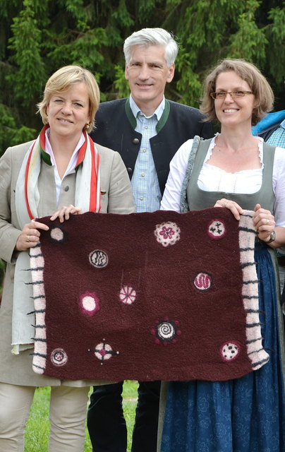 Landesrätin Mag. Barbara Schwarz, Bgm. Dipl.-Ing. Dr. Willibald Fuchs, Isabella Scherabon | Foto: Marvin Scherabon