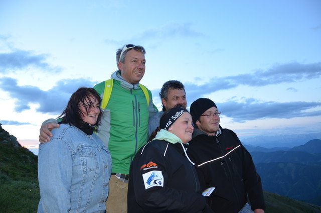 Fritz Strobl mit einer Gruppe von Fans beim Aktivieren der beliebten Photobox. Gleich anschließend: ein Autogramm vom Schistar (hier nicht abgebildet).