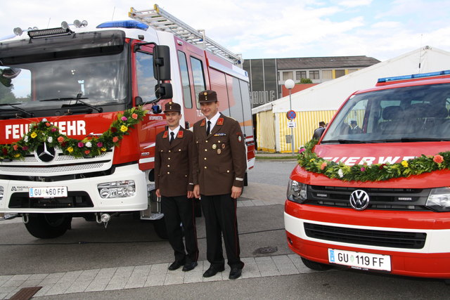 OBI Peter Roschitz und HBI Alois Zmugg freuen sich mit den Kameraden der FF Unterpremstätten über die beiden neuen Einsatzfahrzeuge.