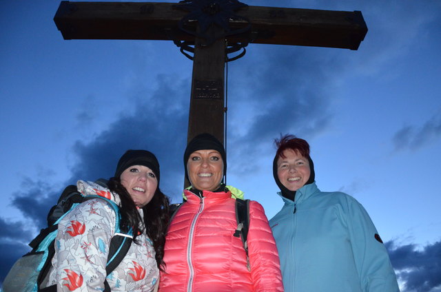 Renate Lintscher, Claudia Ferntaler und Erika Egger am Gipfelkreuz