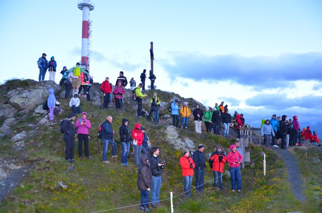 Die Frühaufsteher erwarten bei kaltem Wind den Sonnenaufgang.