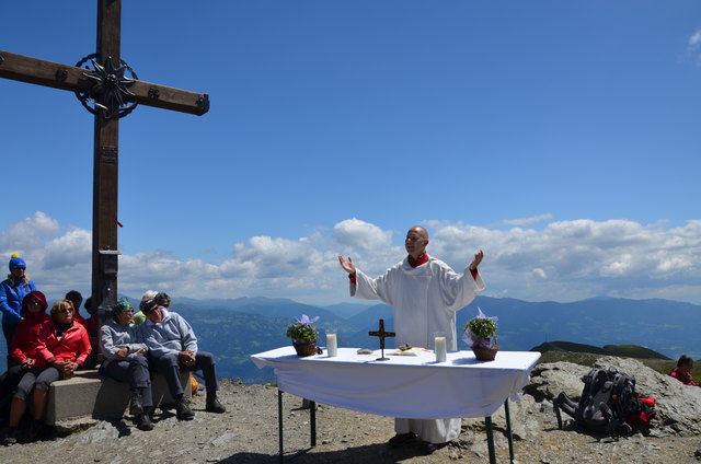 Seelsorger Roland Stadler im Gebet bei der Gipfelmesse am Goldeck